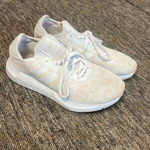 Adidas originals swift run sneakers in white leopard print size 1/2